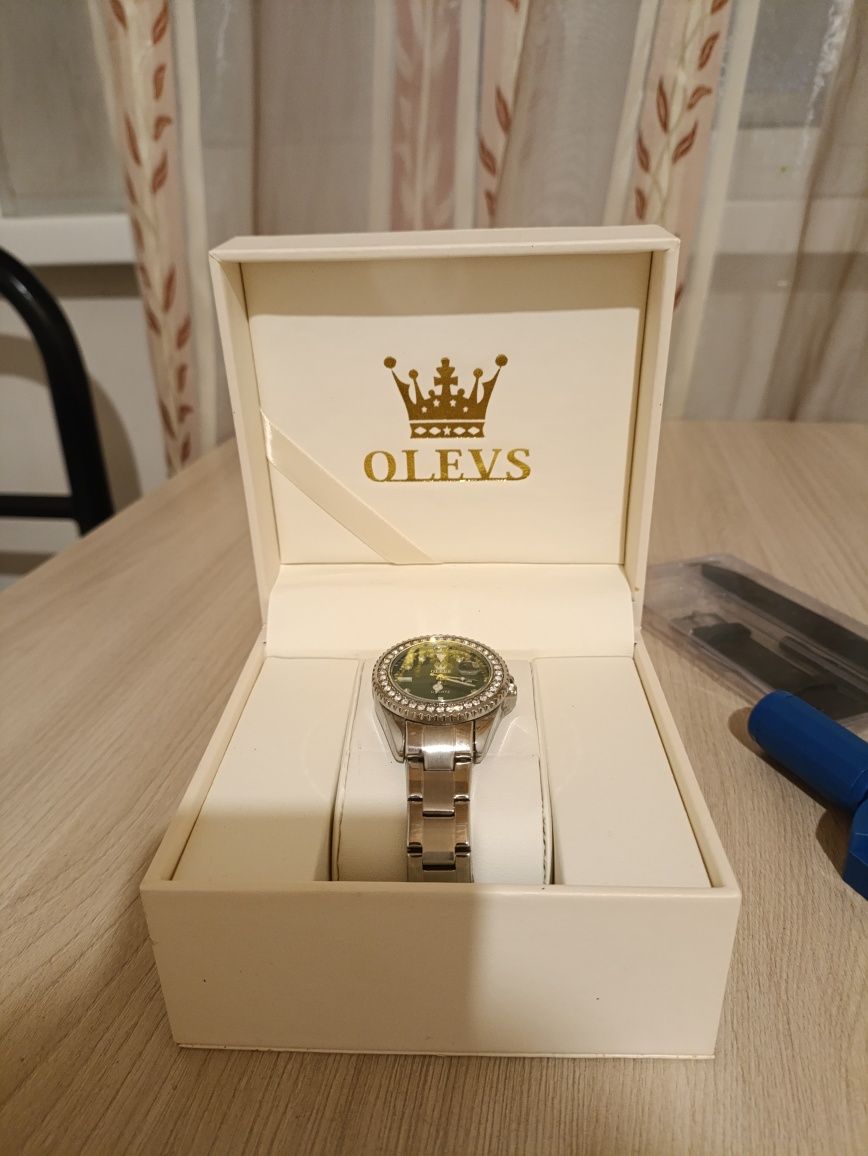 Продаю часы Olevs