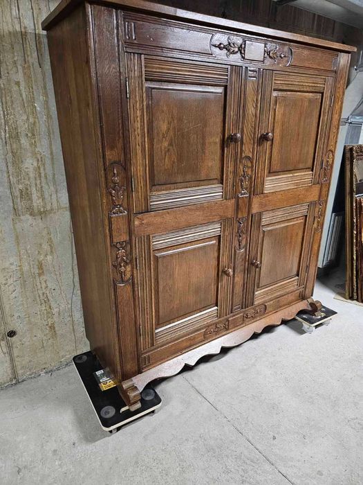 Трапезен шкаф с дърворезба