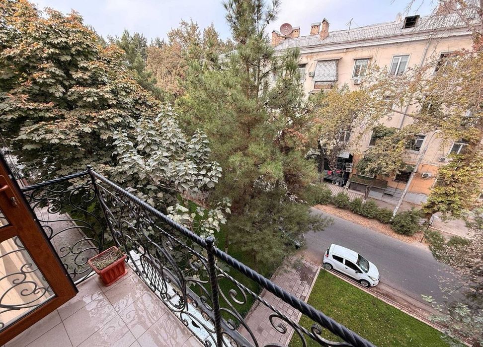 Продается 2в3 комнатная квартира , во Аккурган, напротив кафе Брэдли
