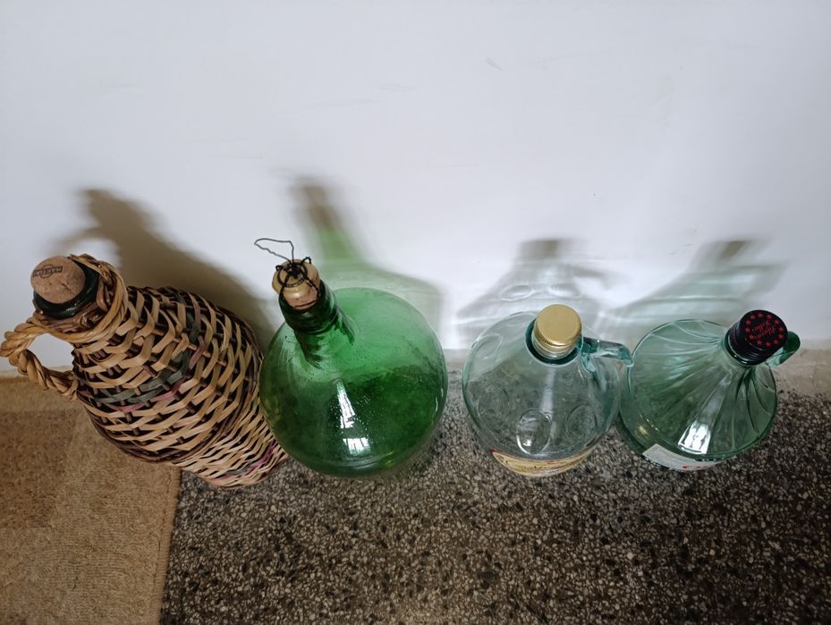 Продавам дамаджани шишета графа