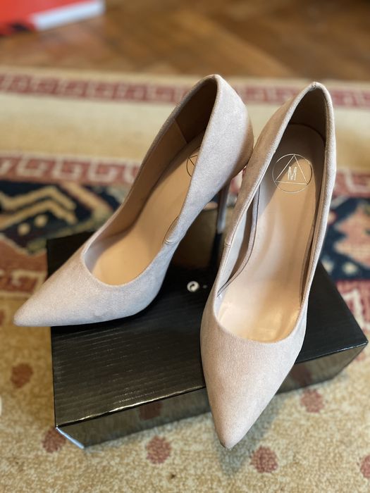 Vand pantofi marimea 37,38 ca noi