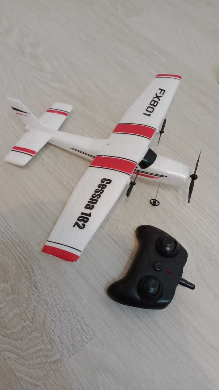 Продам самолет на радиоуправлении Cessna 182