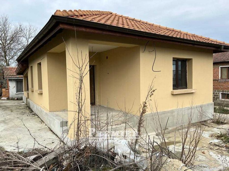 Нова, едноетажна къща в село Тръстиково на 25 км от Бургас