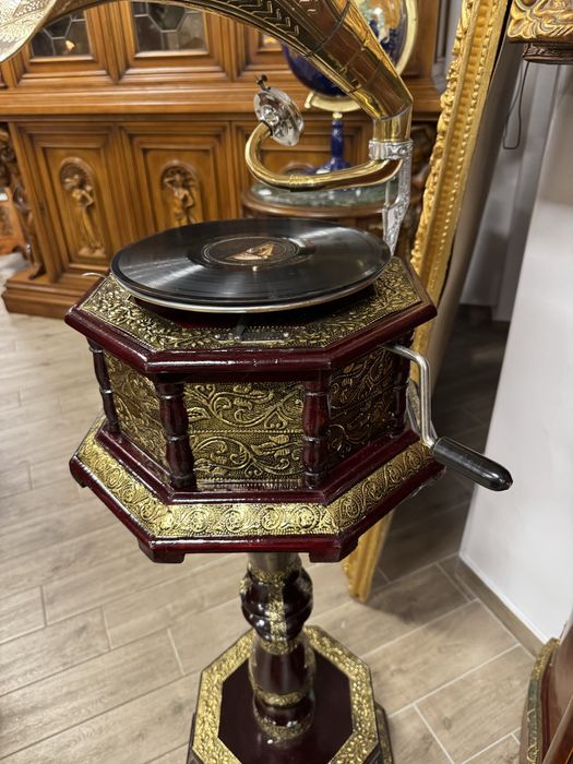 Gramofon din lemn cu picior si ornamente alama