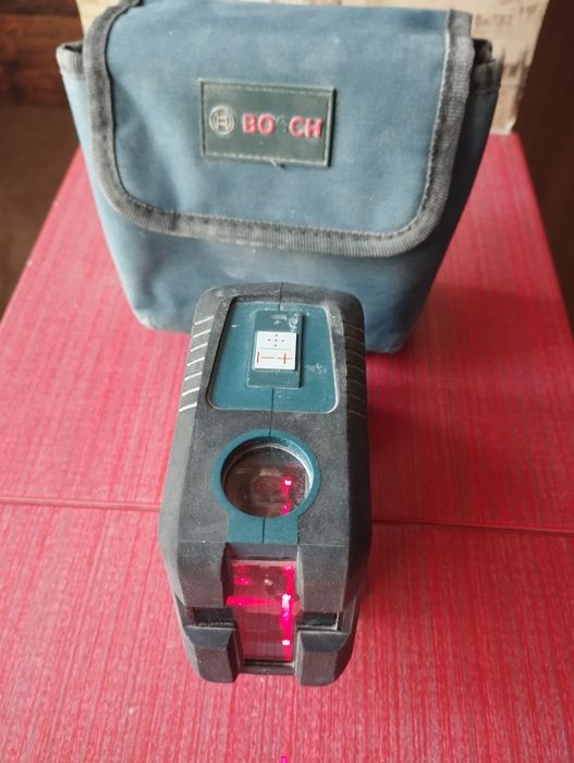 Nivela laser cu linii si puncte Bosch GCL 25 profesional.
