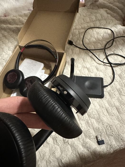 Два чифта слушалки Plantronics Voyager UC/BT600 цена в описанието