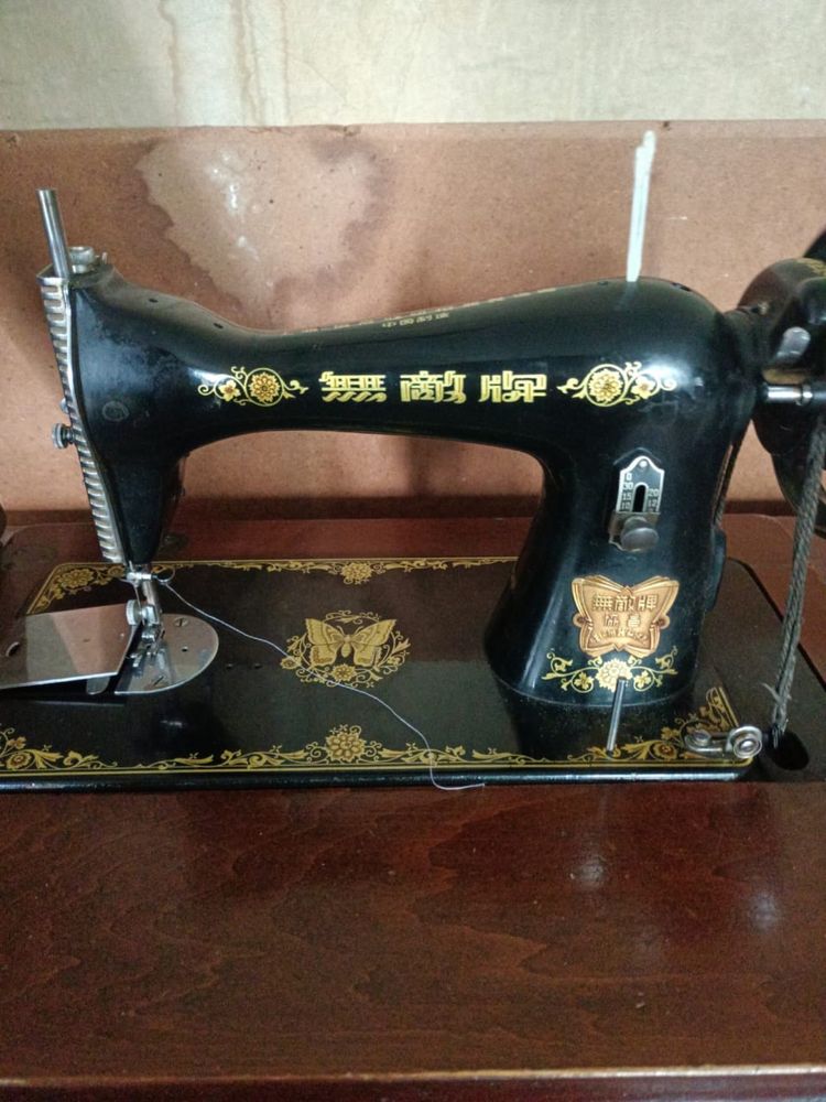 Продам швейную ножную машинку Зингер