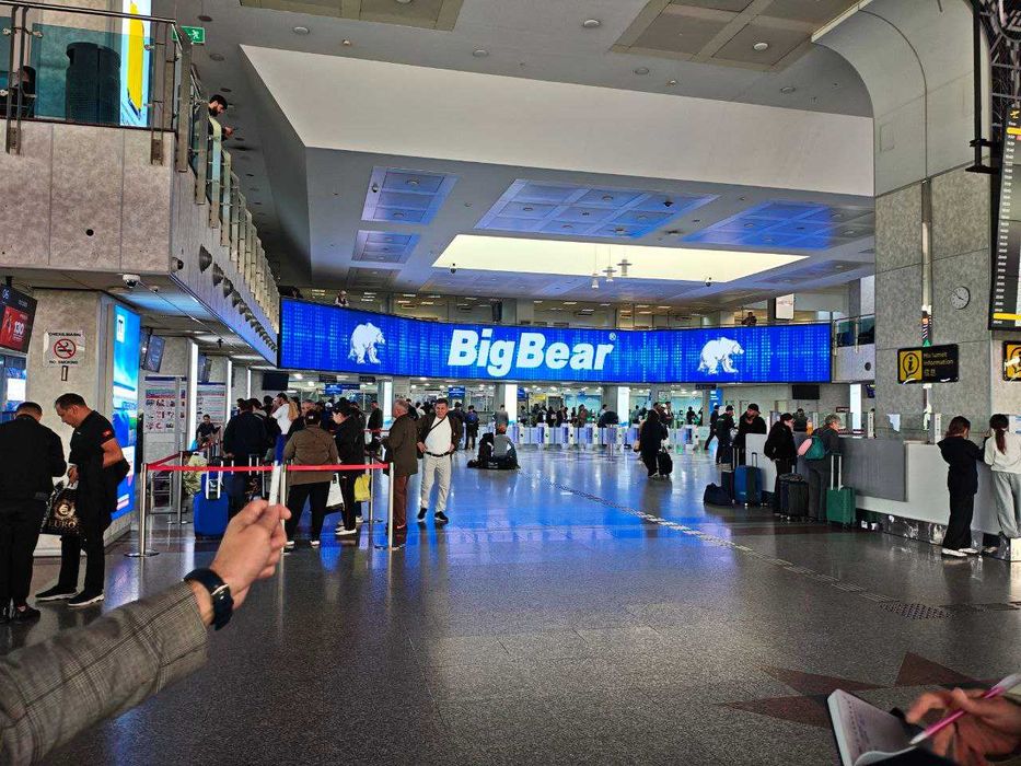 Реклама в аэропорту Ташкента