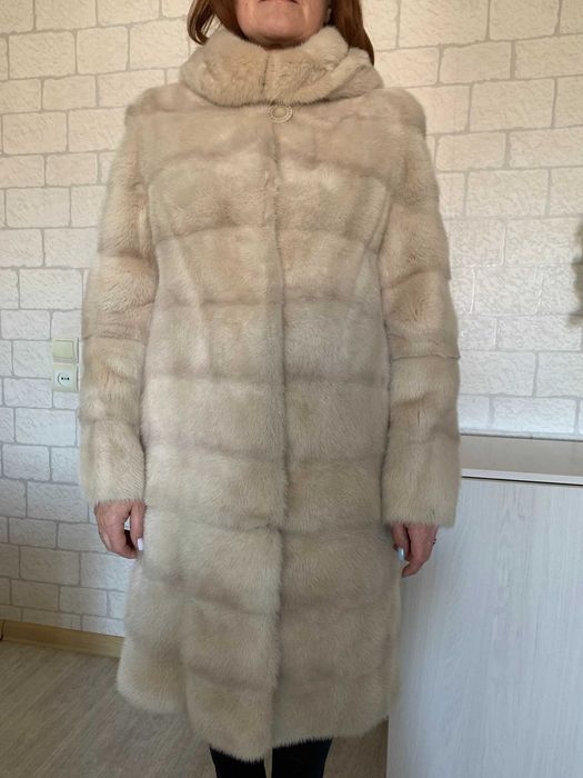 Светлая норковая шуба трансформер