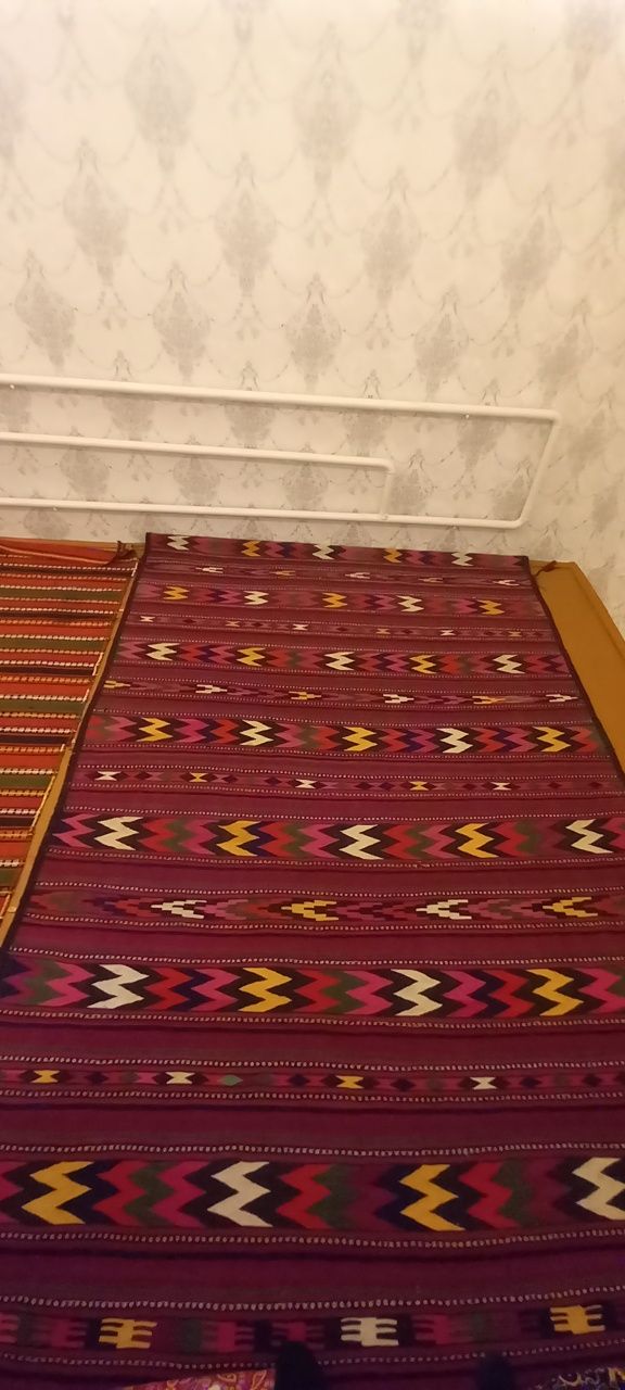 1930 yil sotib olingan Turkman gilami Tuya terisidan qilingan.