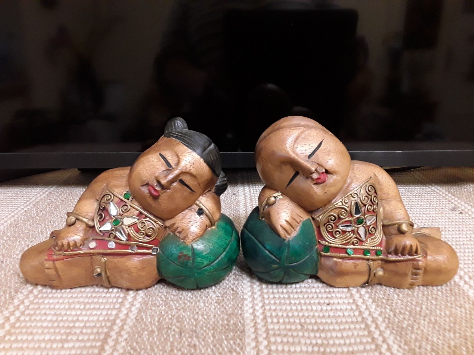 Pereche de sculpturi lemn, copii asiatici dormind pe pepeni