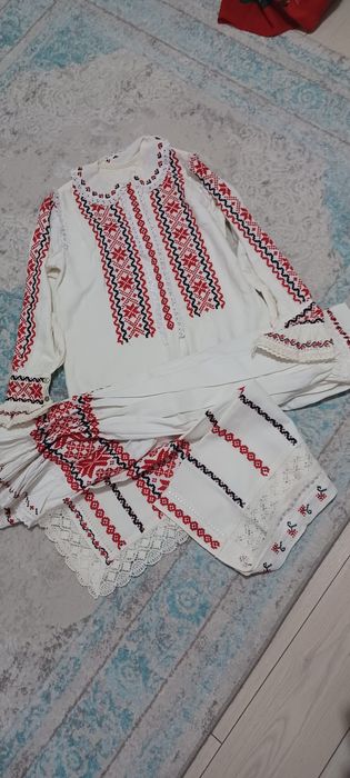 Costum popular vechi și unul nou