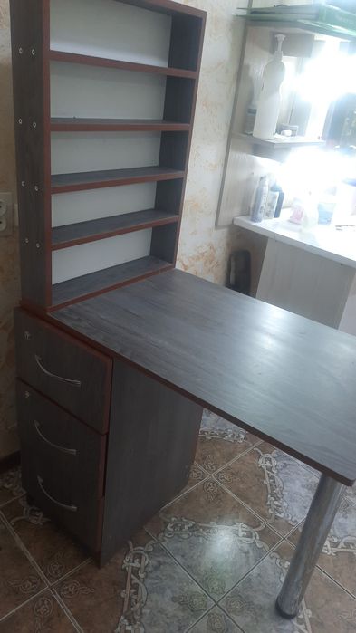 Продаётся маникюрный стол