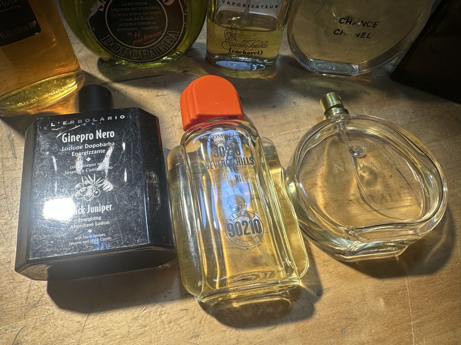 Vand un lot de parfumuri