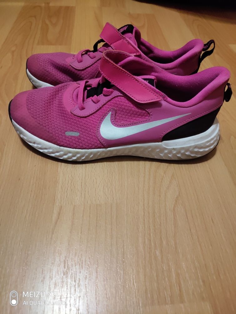 Кроссовки Nike 2 пары за 4000 тг. (35-35.5 рр.)