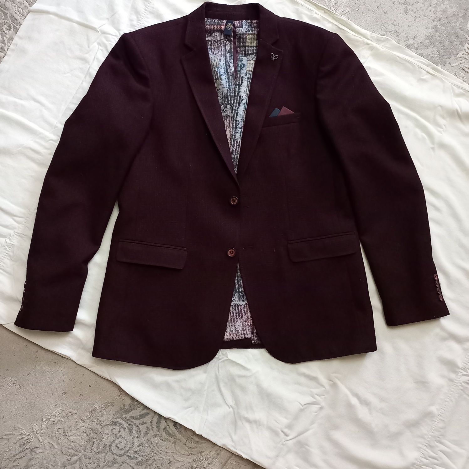 Продам пиджак мужской р/р 48-50,цена 15000 тенге.