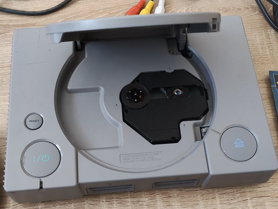 Продавам класически Playstation 1 (PS1) + 15 игри