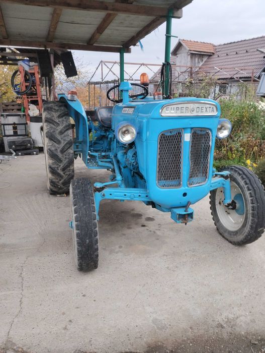 Vând tractor Ford dexta