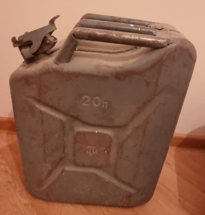 Продаается конистра 20 л