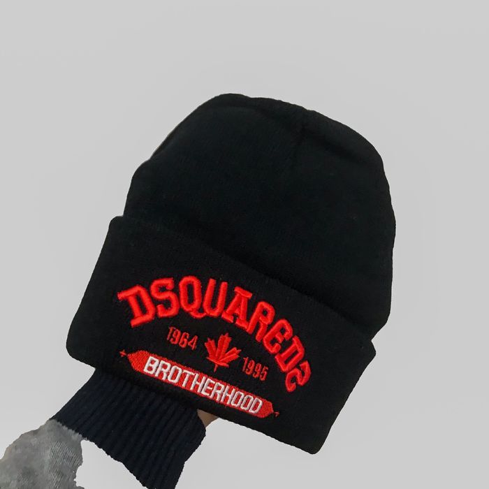 Caciula Dsquared 2 trebuie sa o ai la Iarna