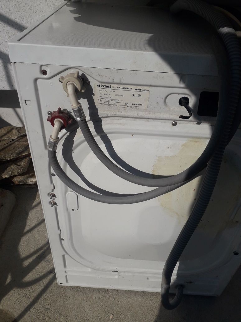 Продавам пералня Indesit
