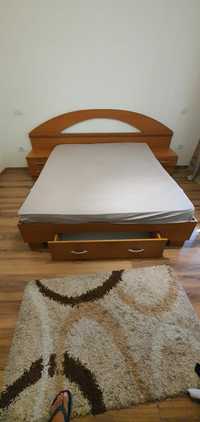 Dormitor, culoare maro cireș