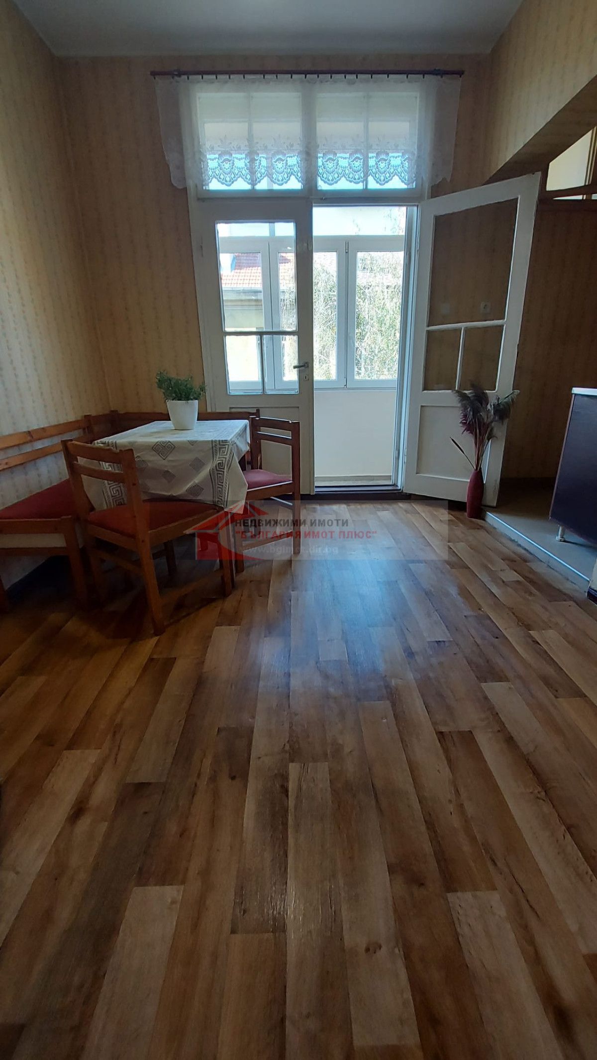 Дава под Наем 3-СТАЕН в град София, Център - 110 кв.м / 1300 лв.