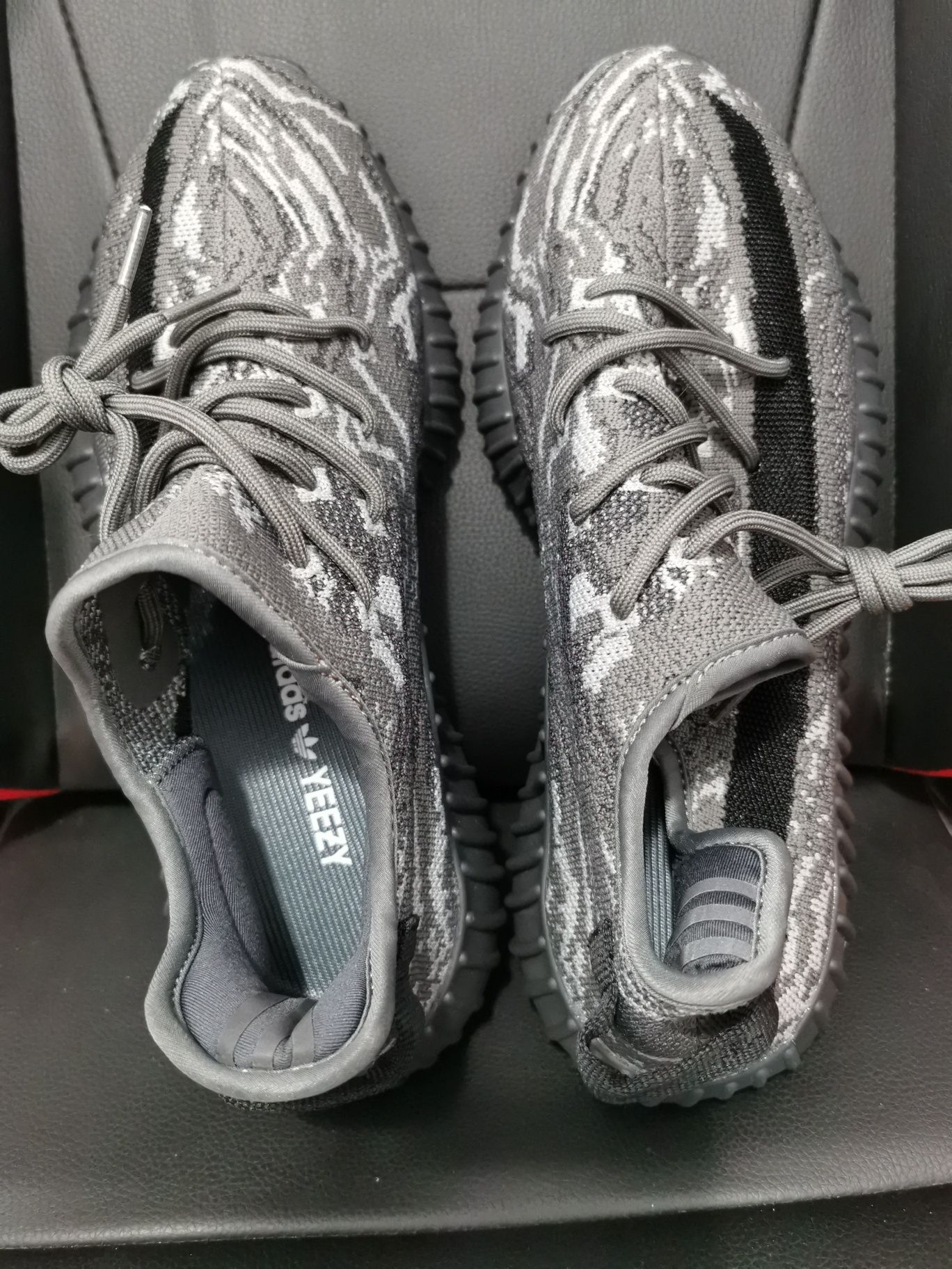 Vând adidași yeezi,Adidas siyah  zebra ,mărimea 43