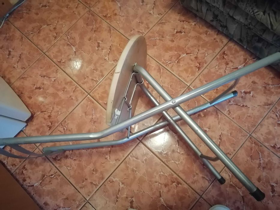 Vând masa de bucatarie cu scaune