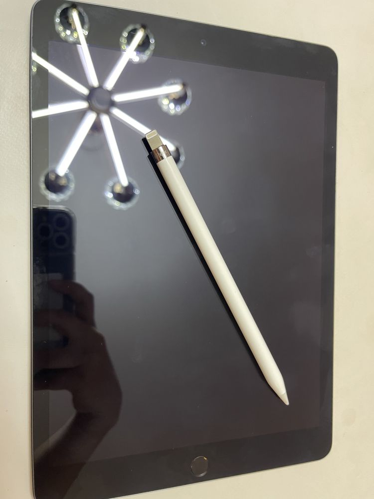 Продаю Iphone 9 64гб , Apple pensil и клавиатура