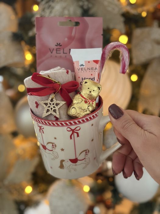 Коледна чаша с подаръци