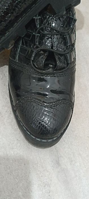 Дамски лачени обувки