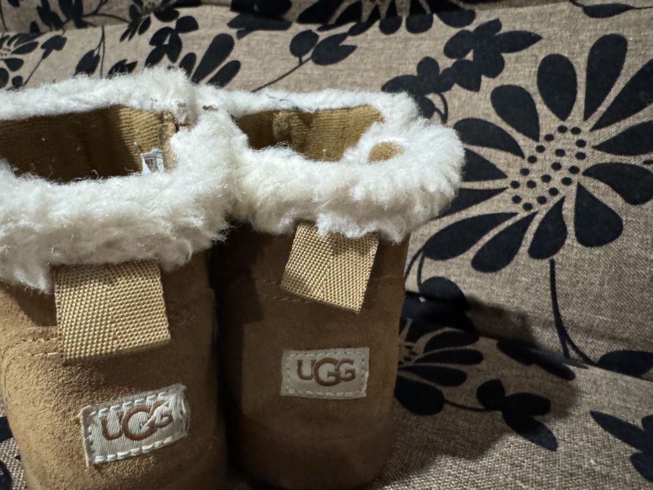 Детски боти в много добро състояние UGG
