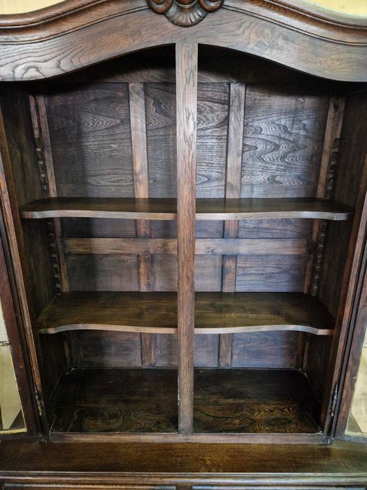 Масивна дъбова витрина в стил "ЛУИ XV"
