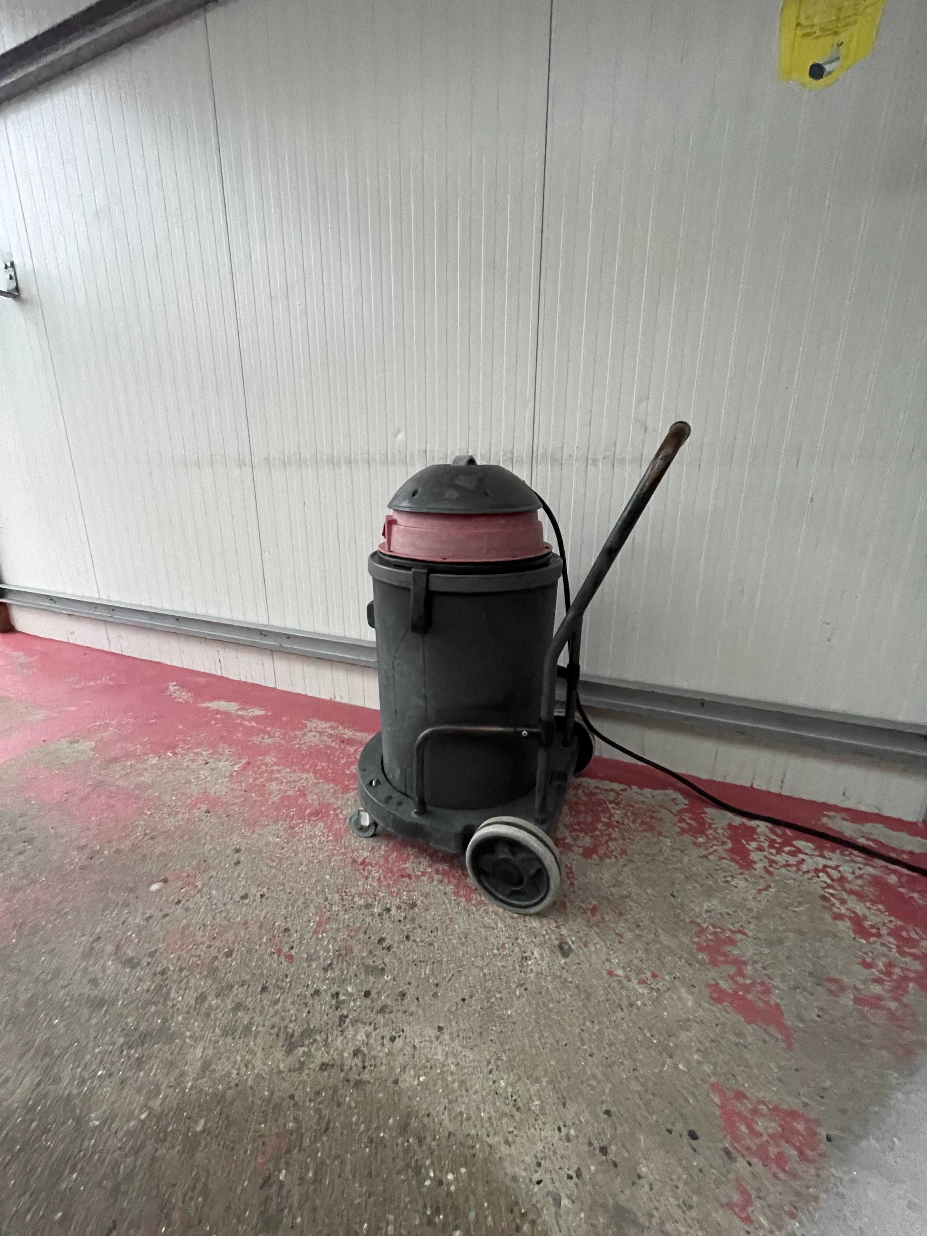 Aspirator profesional 220 v  cu 2 motoare