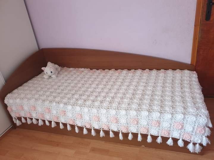 Продавам ръчно плетена покривало за единично легло размерите са 190 на