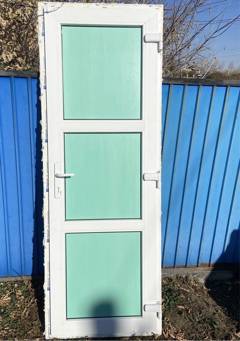 Продам пластиковую дверь