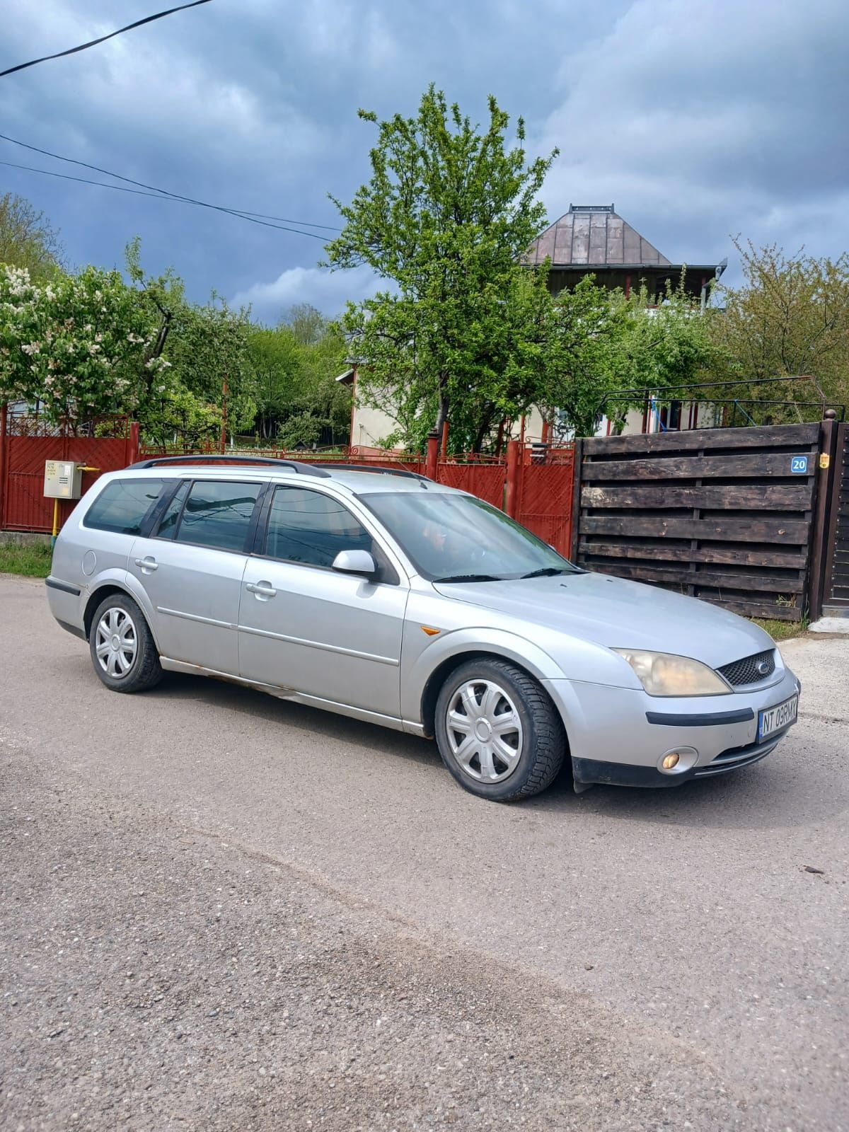 Vând Ford mondeo