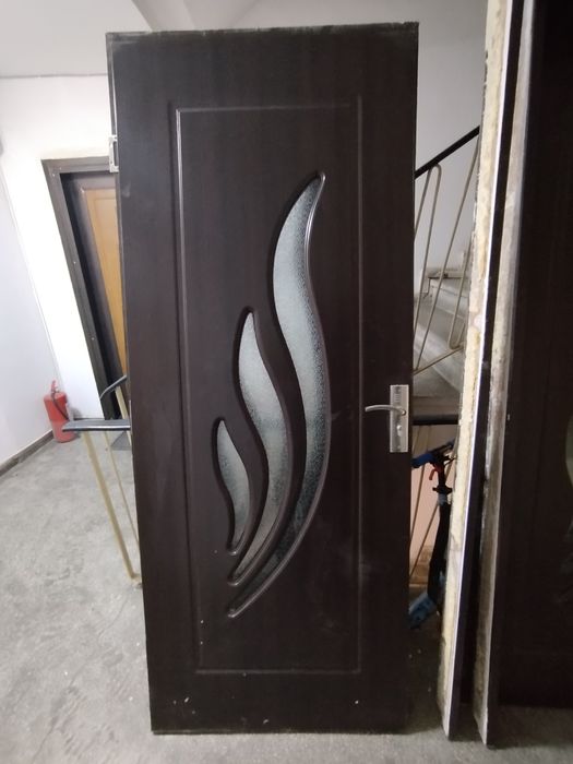 Vând uși in stare foarte buna!