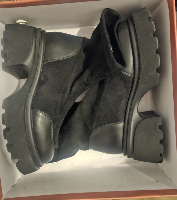 Vand bocanci de piele noi , marimea 37