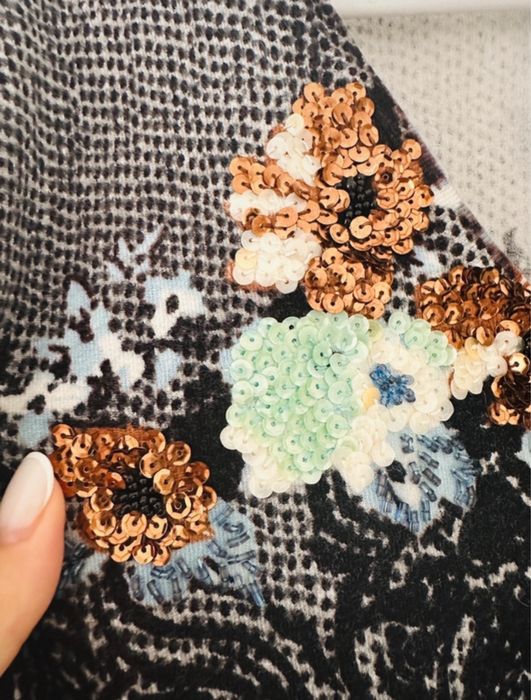 Set cardigan și bluză cu mânecă scurtă din 50% lână merinoz.