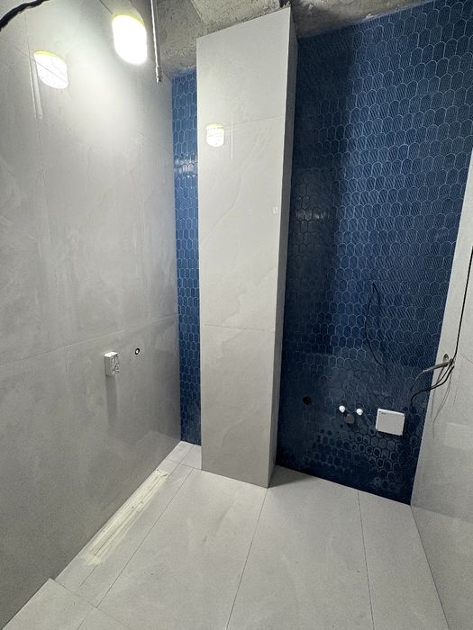 Выполняю работы с кафелем