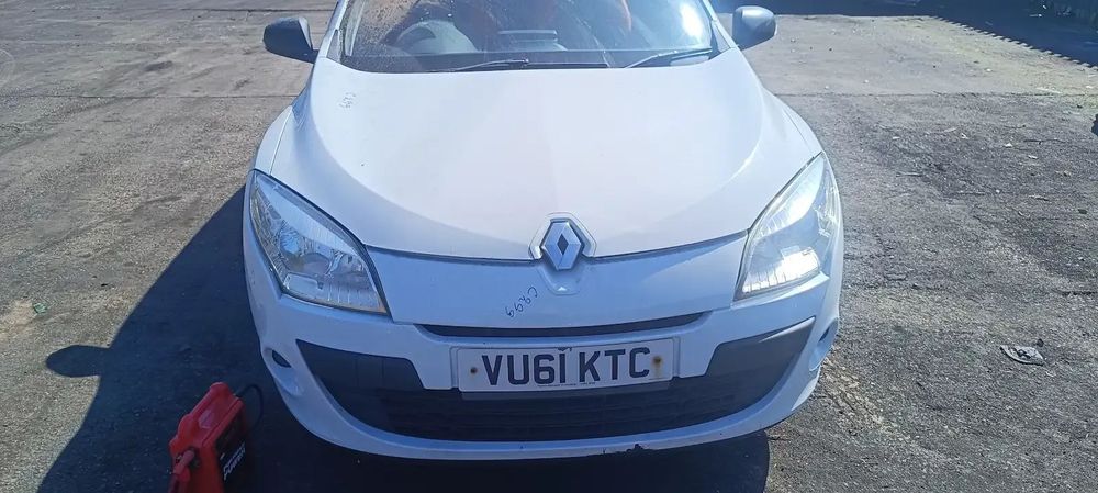 Dezmembrari / Dezmembrez Renault Megane 3 1.9 F9Q cutie viteze ND4(001) cod culoare OV369 - ICE WHITE BC