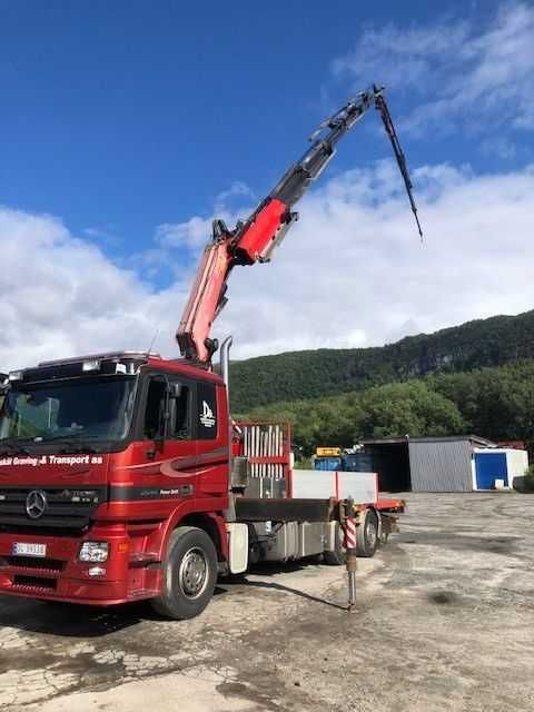 Camion cu macara transport paletizat