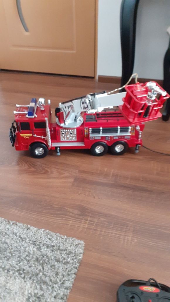 Mașină pompieri electrică