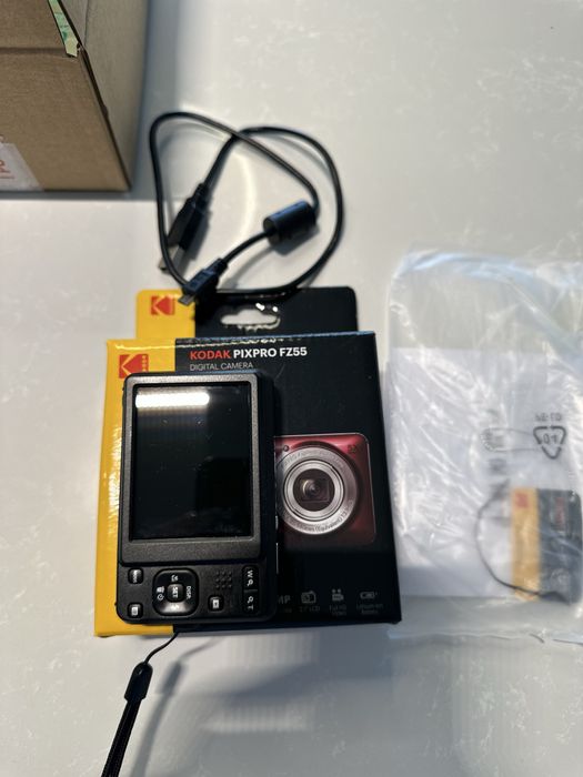 чисто нов фотоапарат Kodak Pixpro FZ55