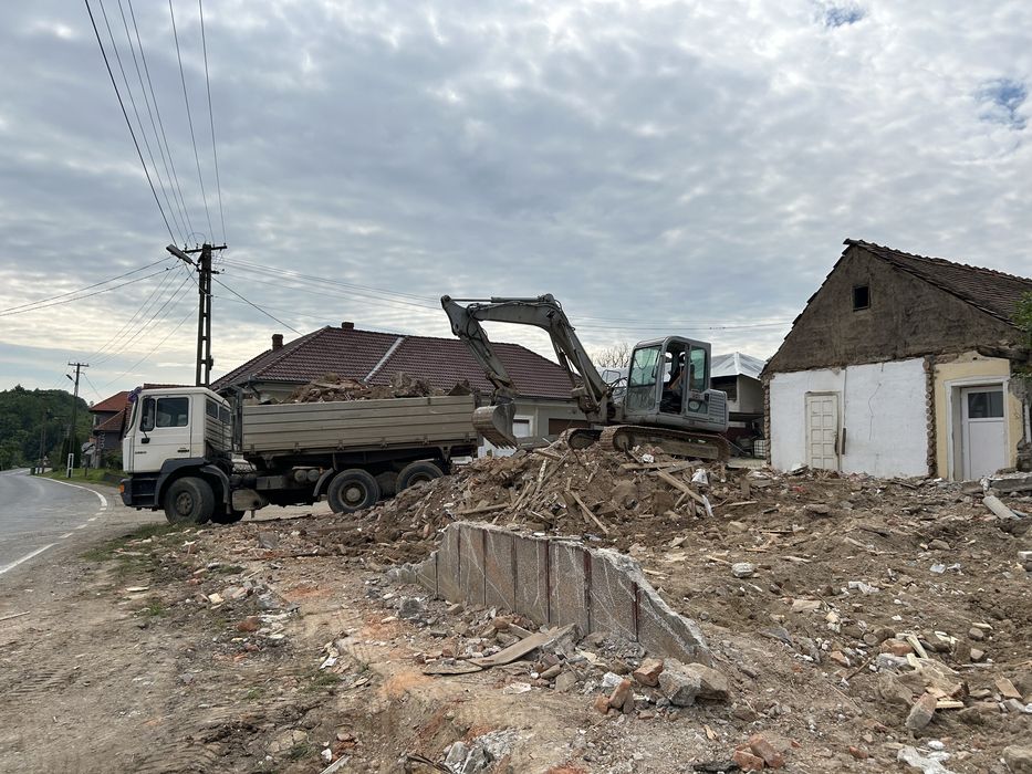 Inchiriez excavator de 8 tone