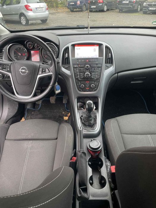 Vând Opel Astra J