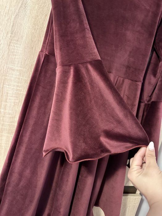 Rochie catifea cu maneca clopot