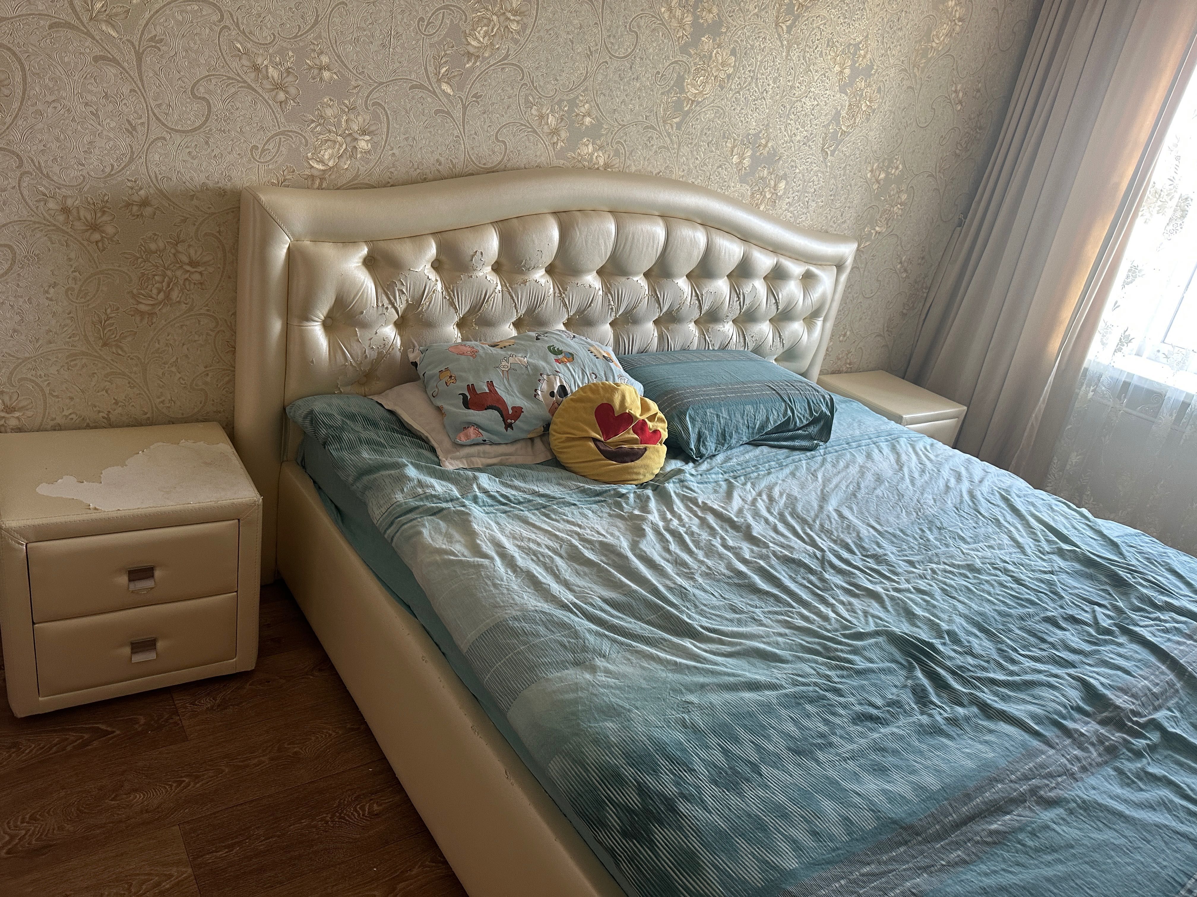 продам кровать  и две тумбы